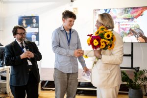 CEO Michael Schiessl shaking hands with Pitch night winner